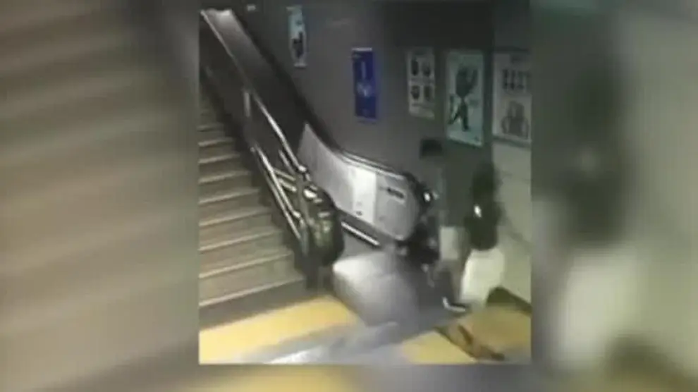 El suelo se 'traga' a una mujer cuando iba a subir unas escaleras mecánicas