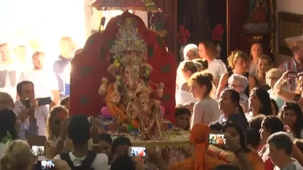 Dimite un vicario por permitir una imagen hindú en el interior del templo