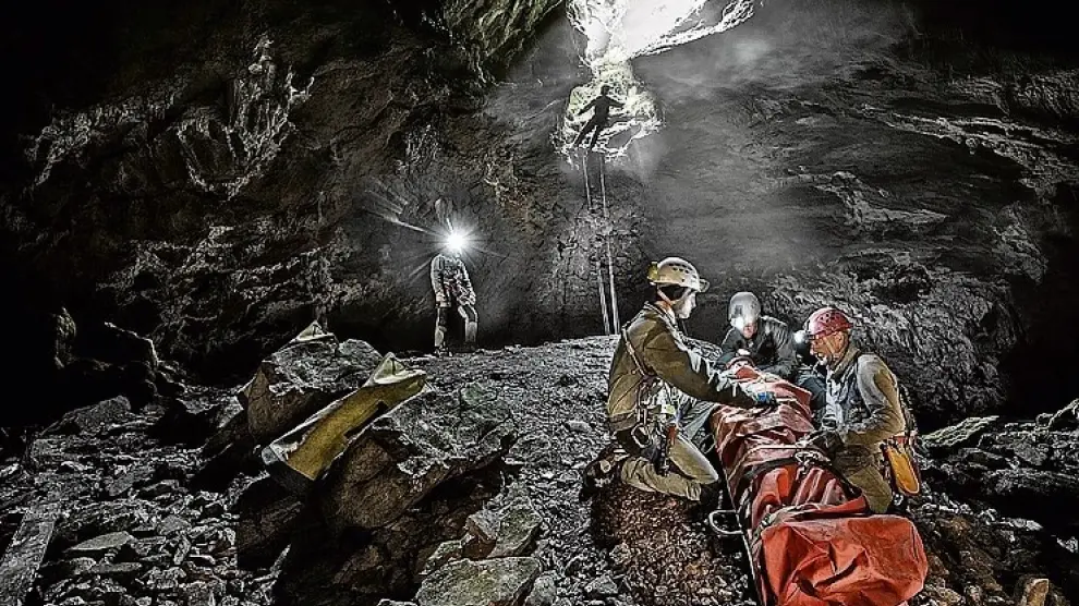 En una cueva. Composición del salvamento de un espeleólogo en una cueva de la sierra de Andía (Navarra).