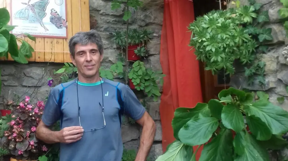 El entomólogo oscense Enrique Murria, que lleva seis años a la espera de una subvención, sigue adelante por cuenta propia con los trabajos para la apertura del Ecomuseo de las Mariposas en Aineto.