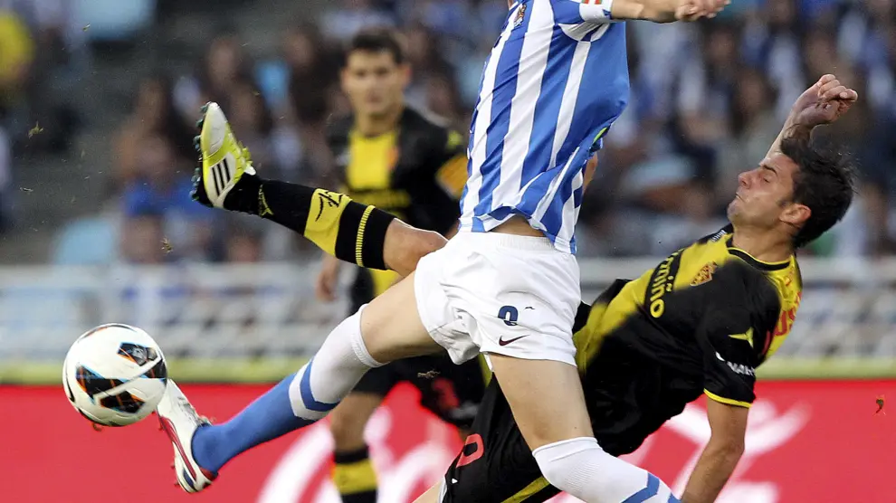 Mikel González disputa un balón con Hélder Postiga, en un partido contra el Real Zaragoza