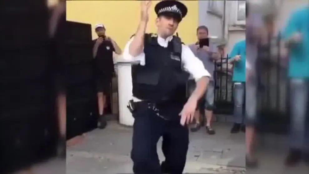 Un policía bailón en Notting Hill
