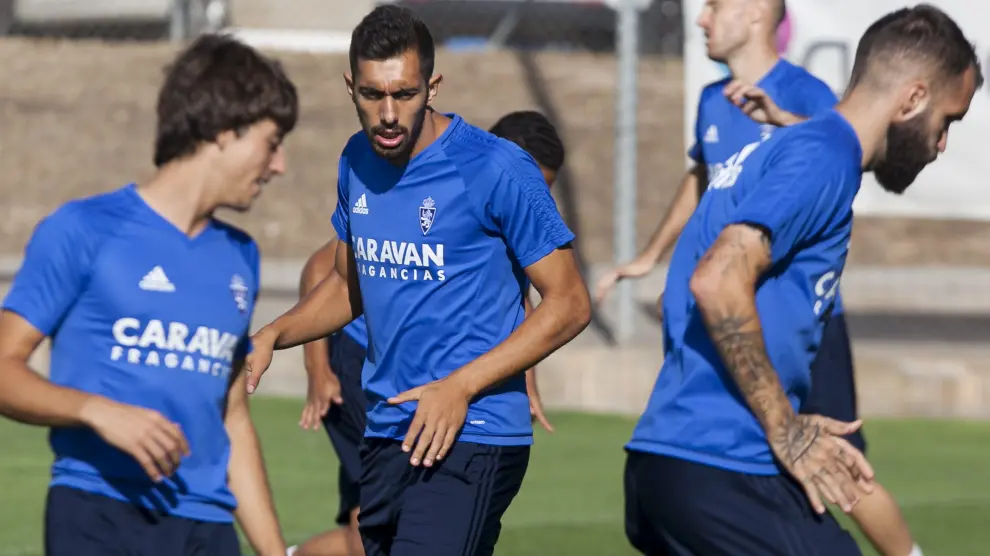 Borja Iglesias se entrena con sus compañeros, ayer en la Ciudad Deportiva.