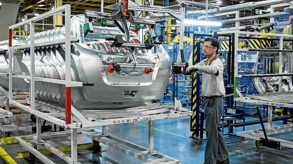 Un operario trabaja en las instalaciones de la planta de Opel Figueruelas, en mayo de 2015.