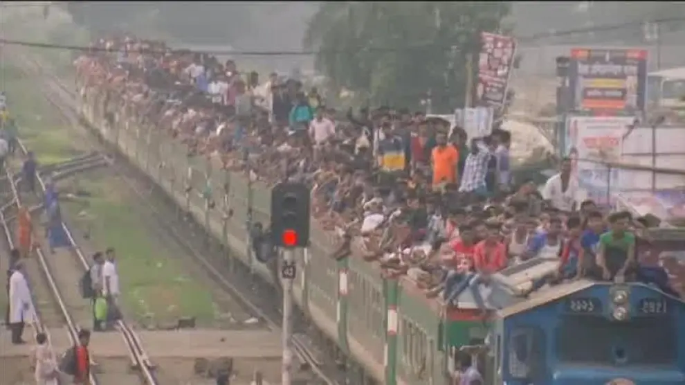 Cientos de personas viajan en el techo de un tren