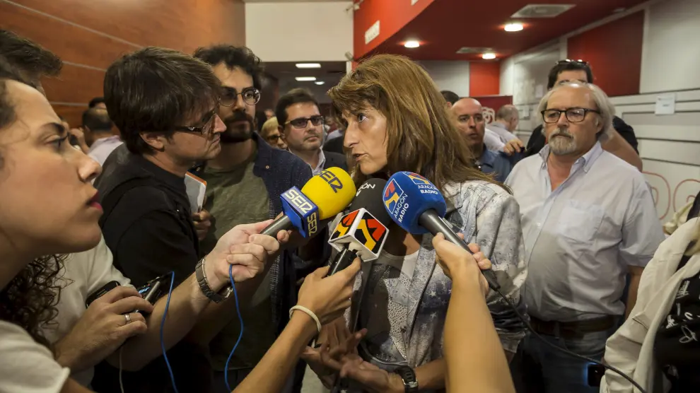 Dueso atiende a los medios durante el comité regional del PSOE aragonés.