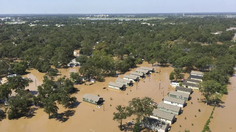 El foco de la tormenta se ha movido hacia el nordeste, en la frontera entre Texas y Luisiana, donde ha dejado copiosas lluvias y un similar rastro de destrucción e inundaciones.