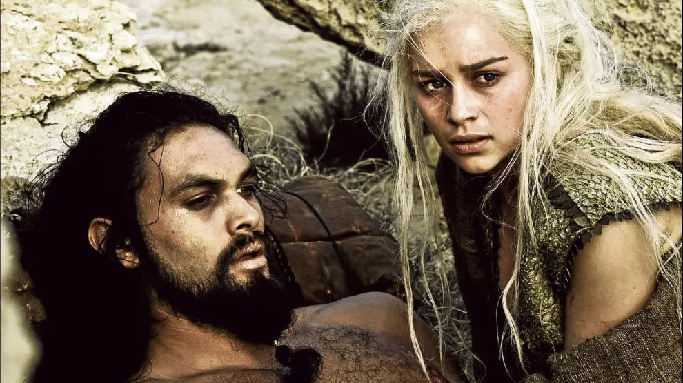 Danereys Targaryen, con Khal Drogo, el jefe de los dothraki, en una escena de 'Juego de tronos'.