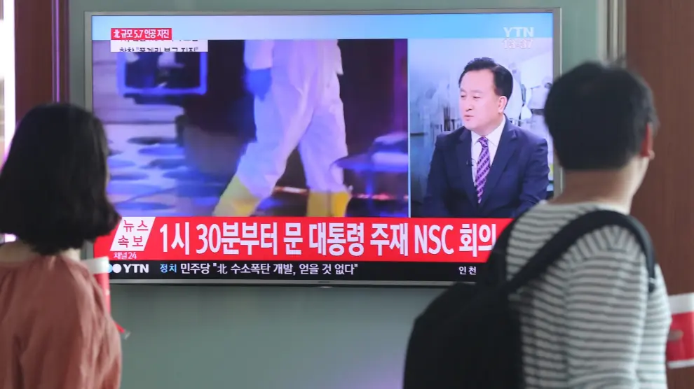 La televisión de Corea del Sur informa del terremoto en el país vecino