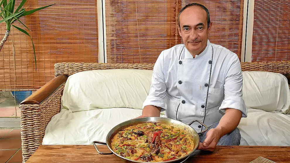 Carlos Ferrando, de Casa Ferrando, en Zaragoza, con el arroz de codornices y verduras.