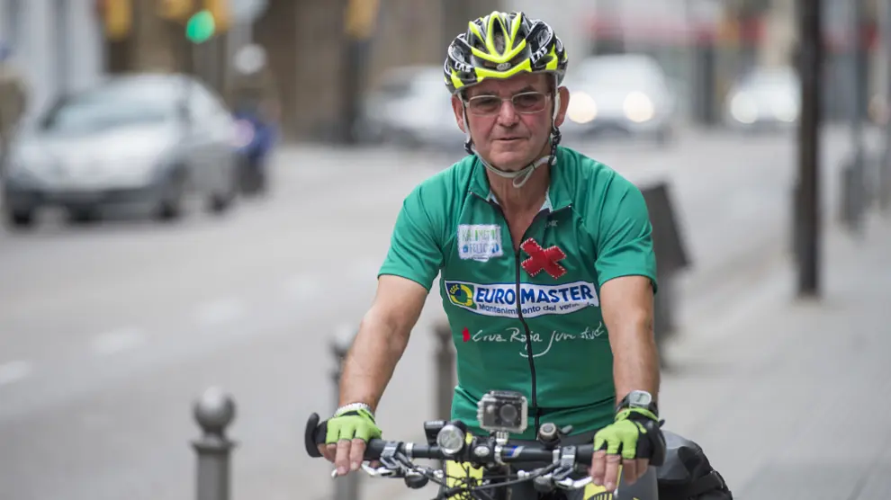 Fernando Moreno, que decidió coger la bicicleta después de 20 años, apunta que será duro, pero sus nietos le dan muchas fuerzas.