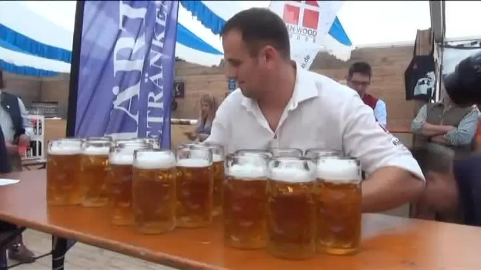 Un alemán transporta 29 jarras de cerveza a la vez