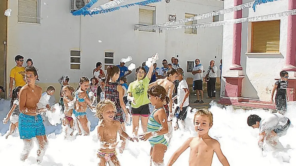Varios niños ayer en la fiesta de la espuma en Sariñena.