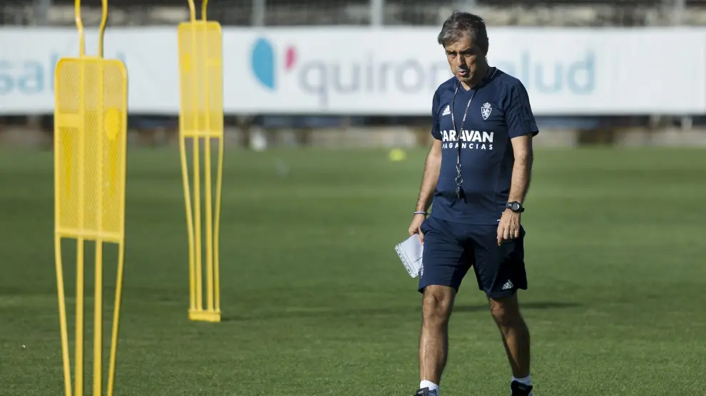 Natxo González, entrenador del Real Zaragoza, durante una sesión preparatoria en la Ciudad Deportiva.