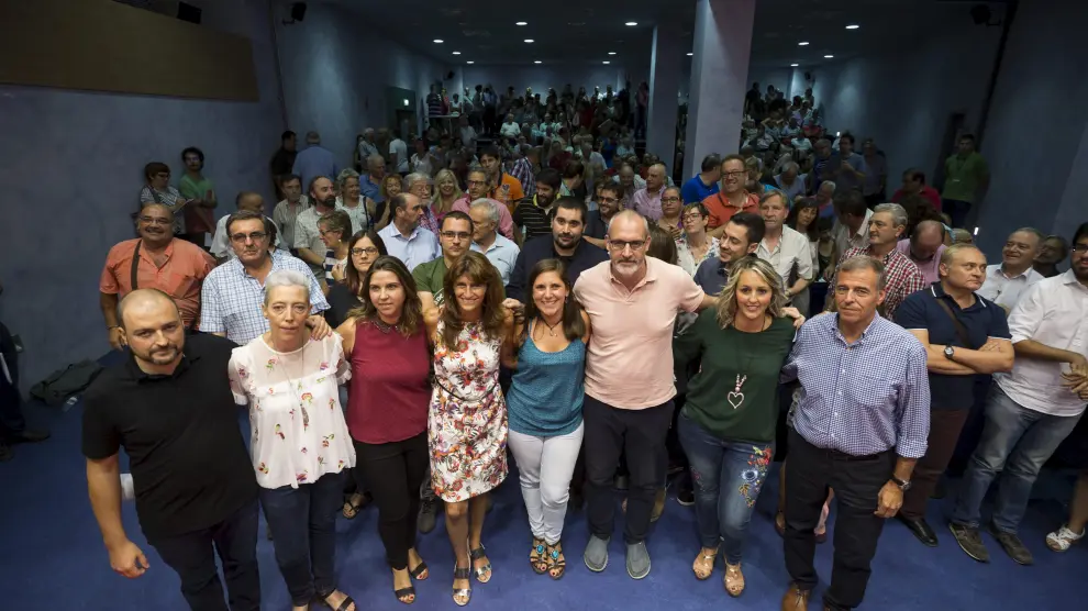 Dueso, en el centro, llenó con más 300 personas el salón de actos de la sede del PSOE.