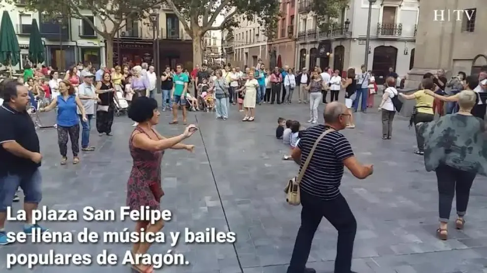 A ritmo de música y tradición en la plaza San Felipe