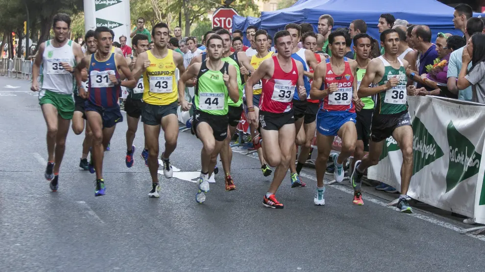 Los atletas corren por la Vía Univérsitas de Zaragoza, en la edición del año pasado.
