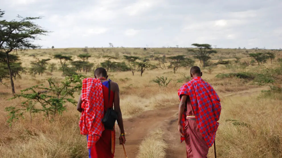 Dos masáis guían una excursión en los alrededores de la reserva de Masái Mara