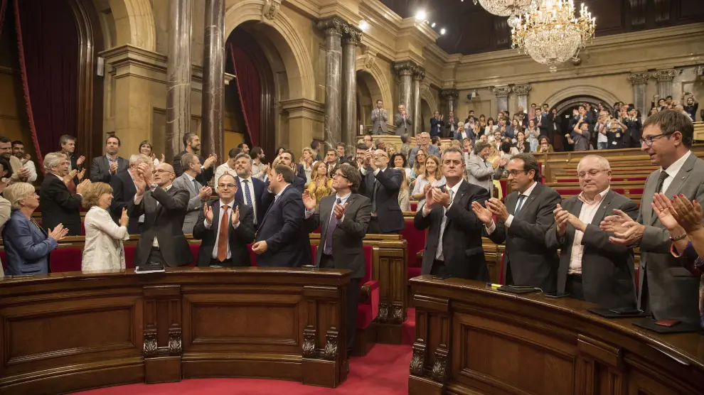 Los diputados independentistas aplauden tras la aprobación la Ley de Transitoriedad Jurídica.