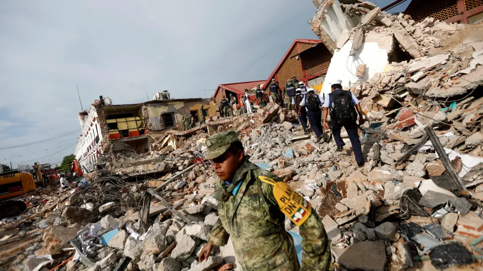 Trabajos en los escombros que han quedado tras el terremoto de México.