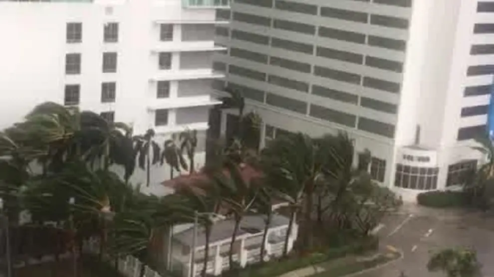 El zaragozano Manuel Zalba graba la llegada de Irma a Miami