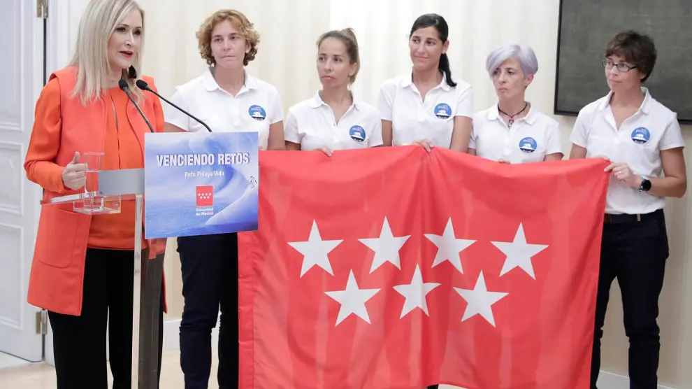El quinteto de mujeres españolas que afrontarán el Reto Pelayo Viva Polar 2017 tras recibir la bandera de Madrid que portarán en el Ártico.