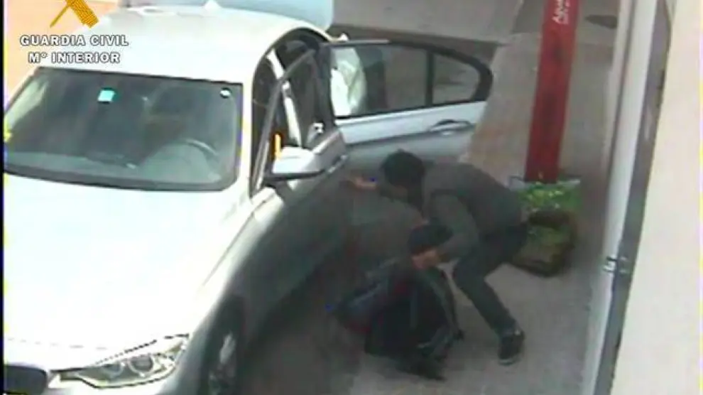 Imagen cedida por la Guardia Civil del robo de un vehículo.