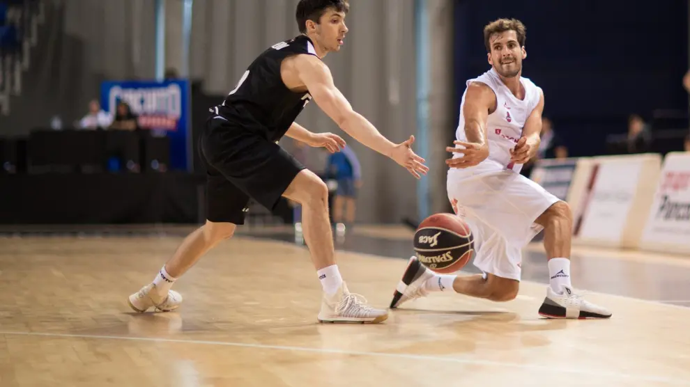 Tomás Bellas filtra un pase durante el amistoso en Logroño frente al Bilbao Basket.