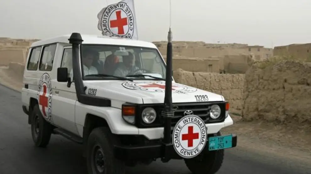 Un vehículo de Cruz Roja circula por una carretera afgana, en diciembre pasado.