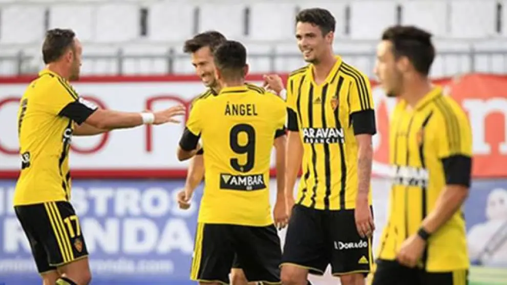 Lanzarote, tras marcar el 0-1 el año pasado en Lugo, es felicitado por Ángel, Xumetra y Morán, con Isaac en primer plano. El partido acabaría 3-3.