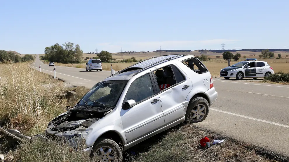 Imagen de cómo quedó el coche del accidente que ha motivado el llamamiento en las redes sociales de Ramón López Delgado, bombero de Huesca