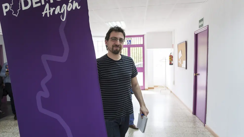 El  secretario Político de Podemos-Aragón, Lorién Jiménez, en la sede del partido, ayer.