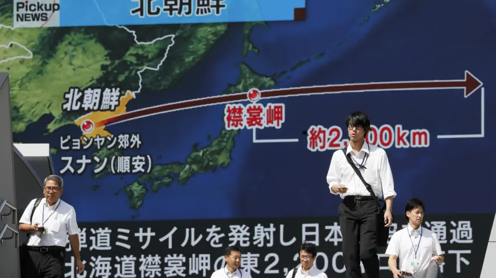 Peatones caminan en Tokio delante de una pantalla que muestra la trayectoria del último misil lanzado por Corea del Norte.