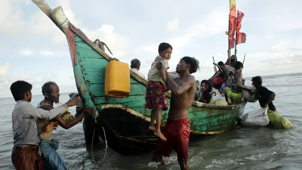 Miembros de la minoría musulmana rohinyá intentan llegar a territorio de Bangladesh huyendo de la ola de violencia de Birmania que comenzó el 25 de agosto.