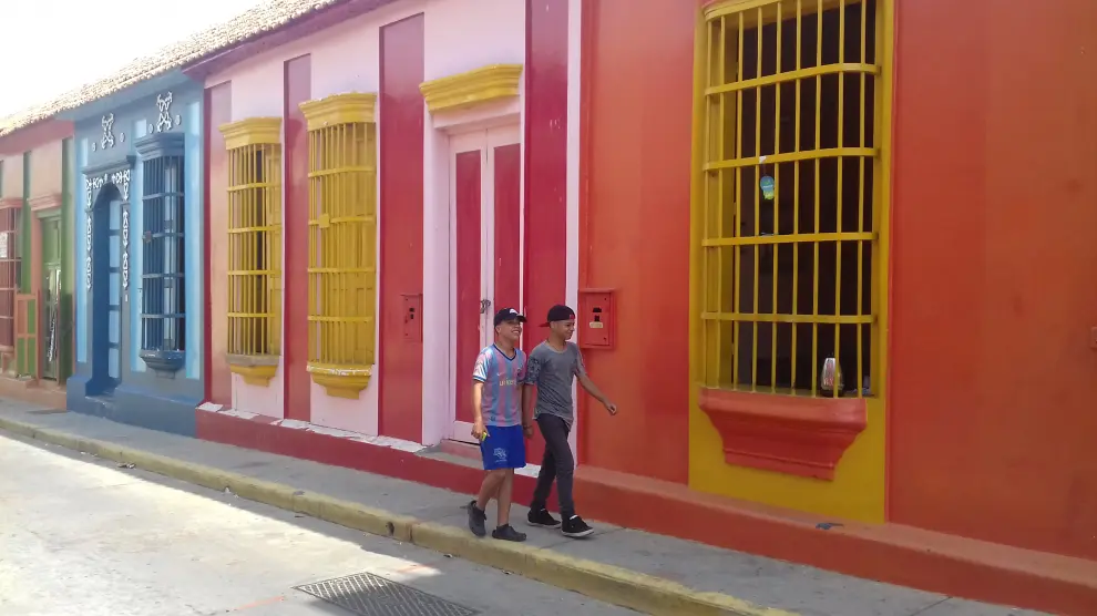 Niños paseando por la restaurada calle Carabobo de Maracaibo (Venezuela)