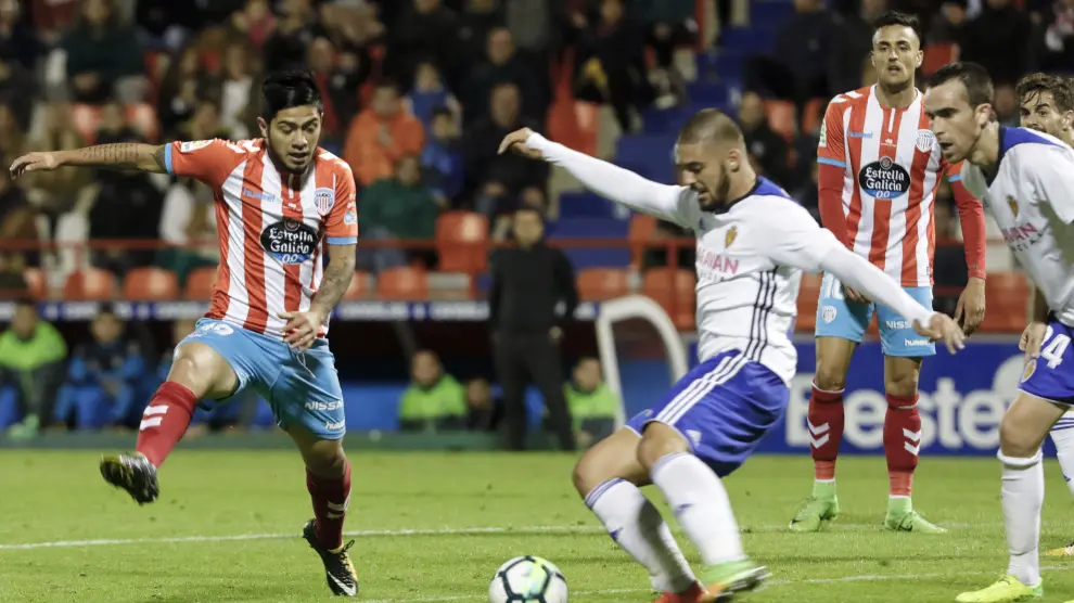 Verdasca despeja un balón en el partido contra el Lugo