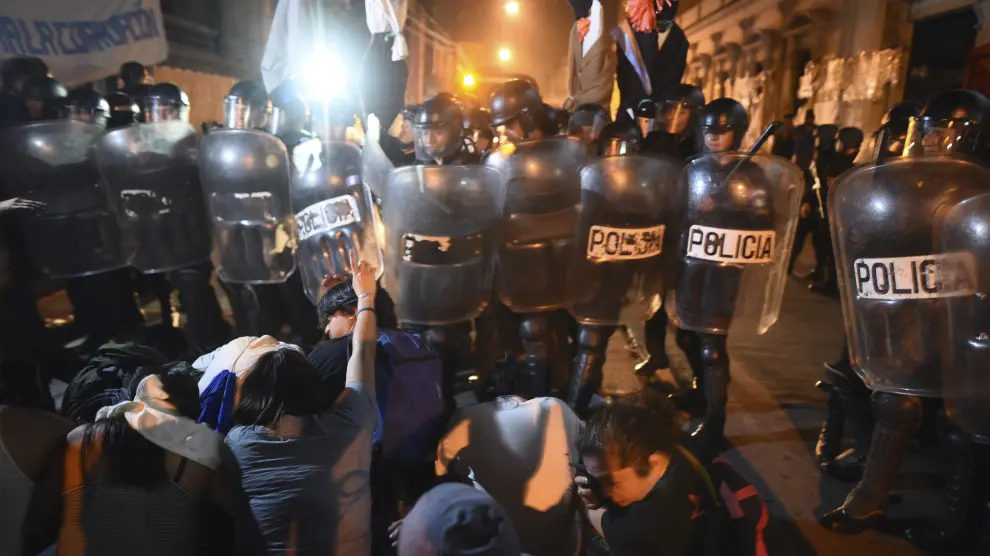 Policías antimotines lanzan gas pimienta a los manifestantes tras sacar a los diputados retenidos en el Congreso de Guatemala durante 7 horas.