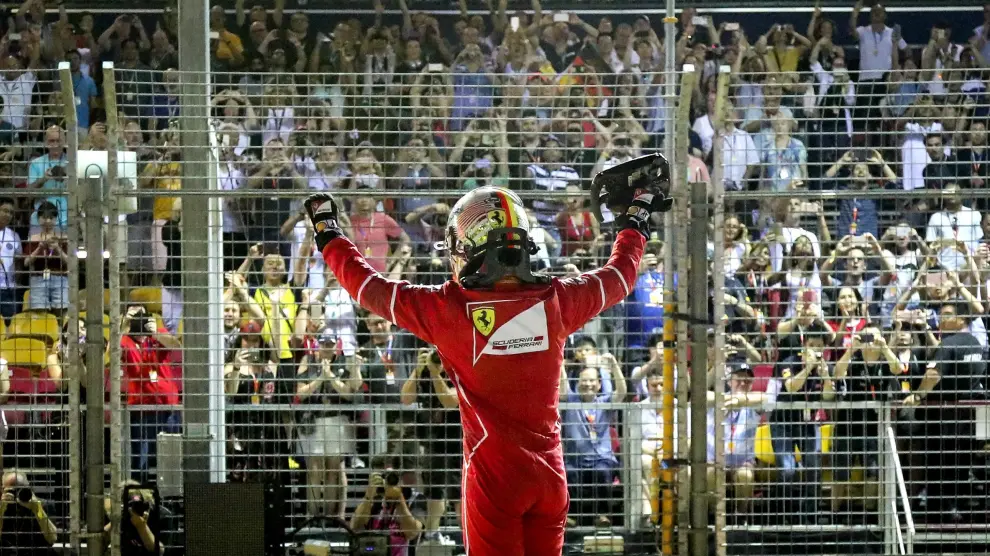 Vettel tras conseguir la 'pole' en Singapur.