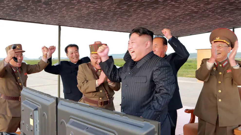 Kim Jong-un celebra el lanzamiento de un misil balístico este viernes.