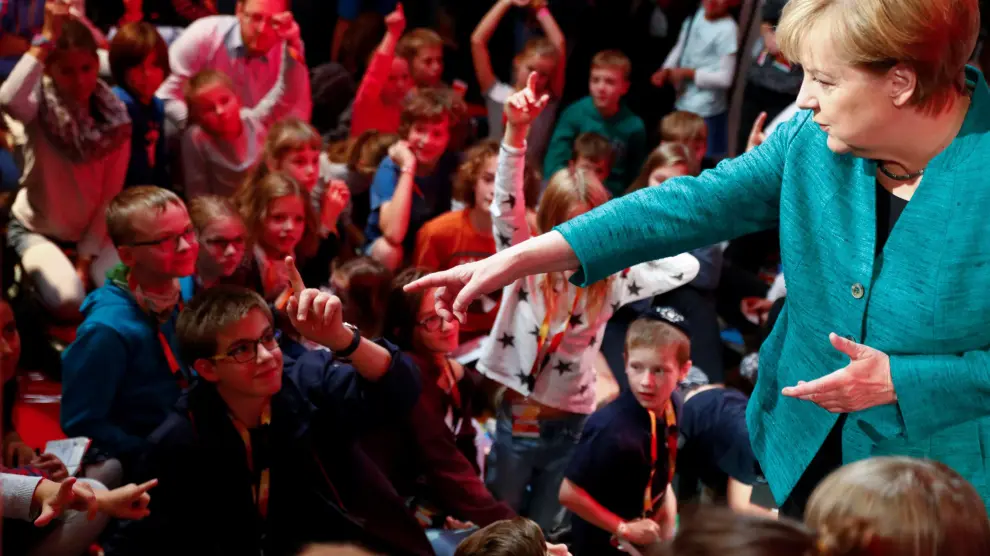 Merkel, este domingo, rodeada de niños.