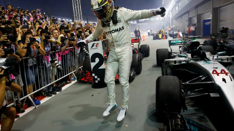 Lewis Hamilton celebra su triunfo en el GP de Singapur.