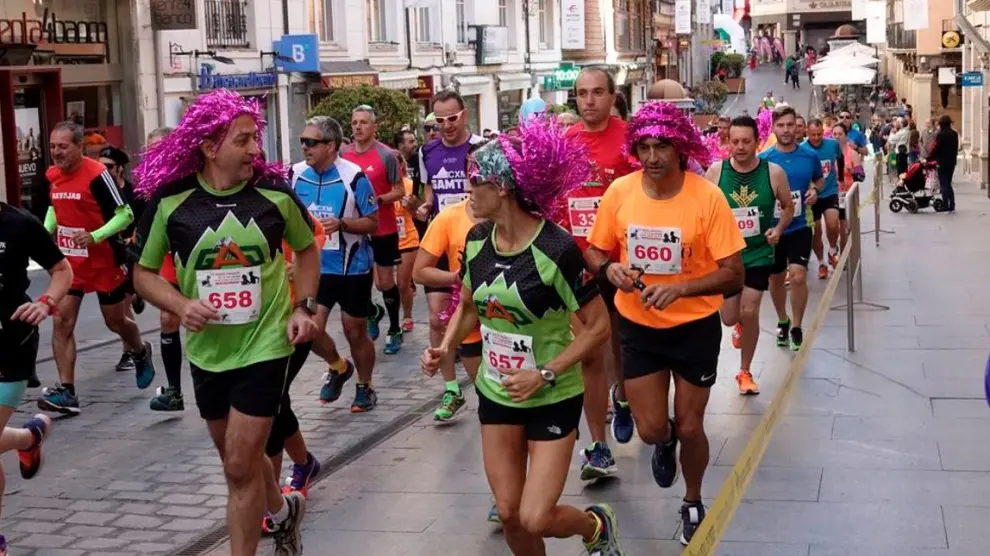 Varios corredores en la  15ª Media Maratón de Teruel, celebrada este domingo por la mañana.