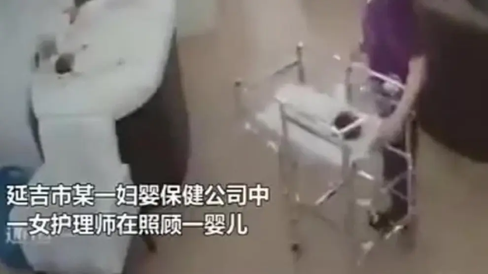 Una enfermera deja caer a un recién nacido de su cuna