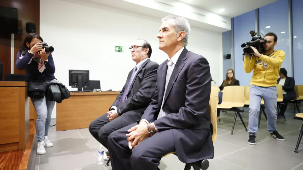 El exalcalde de Mallén Antonio Asín, en primer plano, y el funcionario municipal Pedro Rueda, en el banquillo de la Audiencia este lunes.