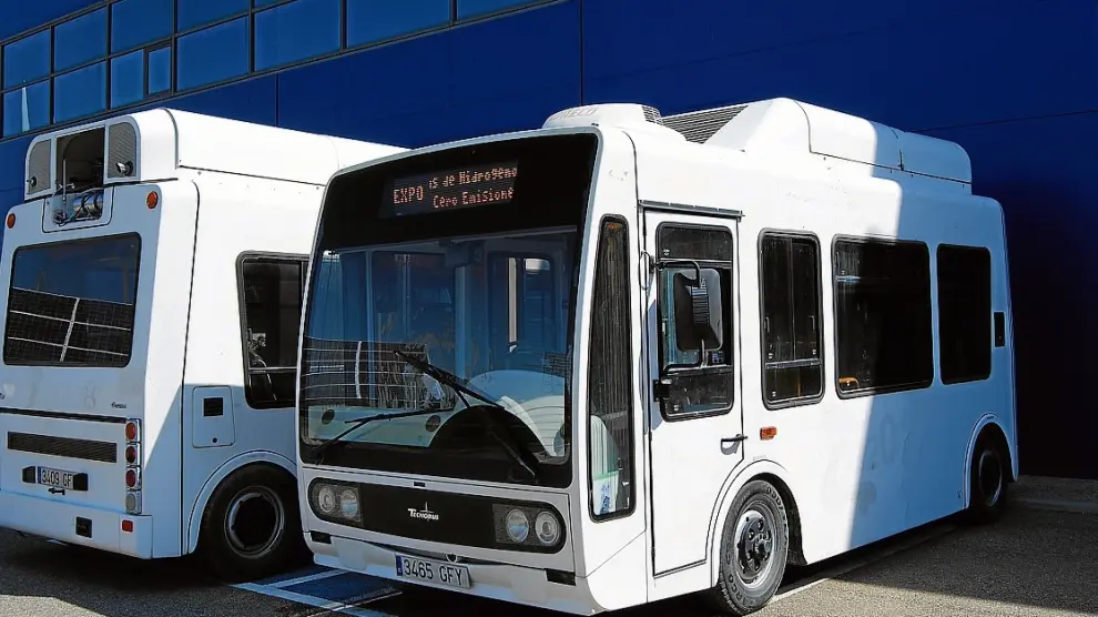 Los microbuses se están revisando todavía en las instalaciones de la Fundación del Hidrógeno de Walqa.
