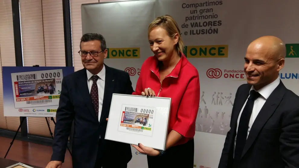 De izquierda a derecha, Ignacio Escanero, Marta Gastón y Santiago Abad en la presentación este lunes del cupón de la ONCE:
