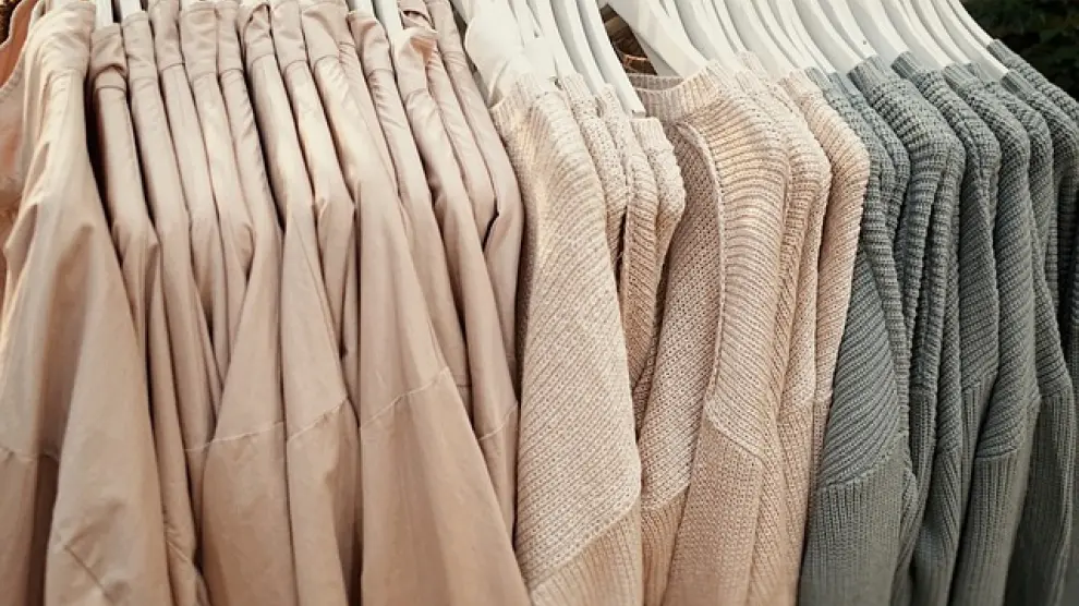 Si el espacio lo permite, una idea para organizar la ropa es ordenarla por colores.