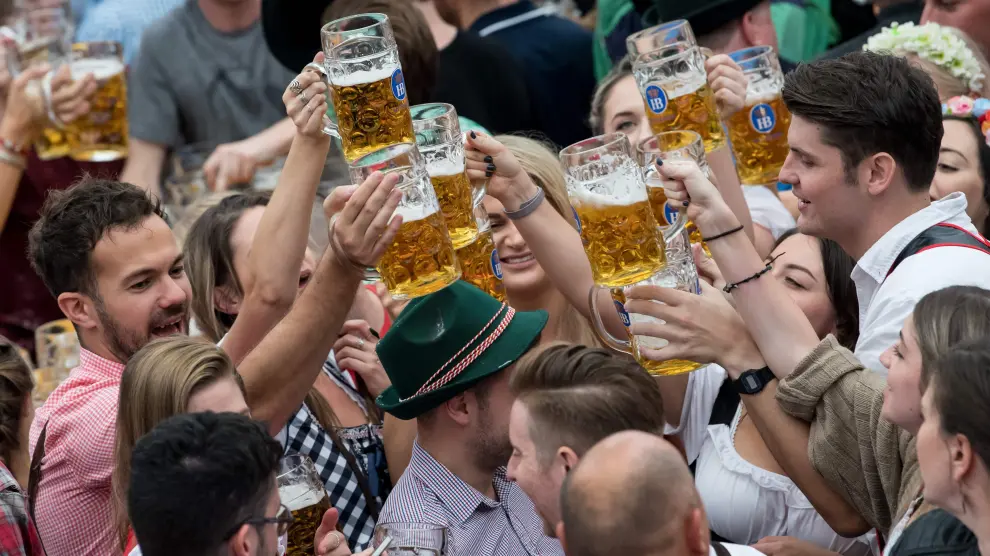 Gente bebiendo en el primer día de la Oktoberfest.