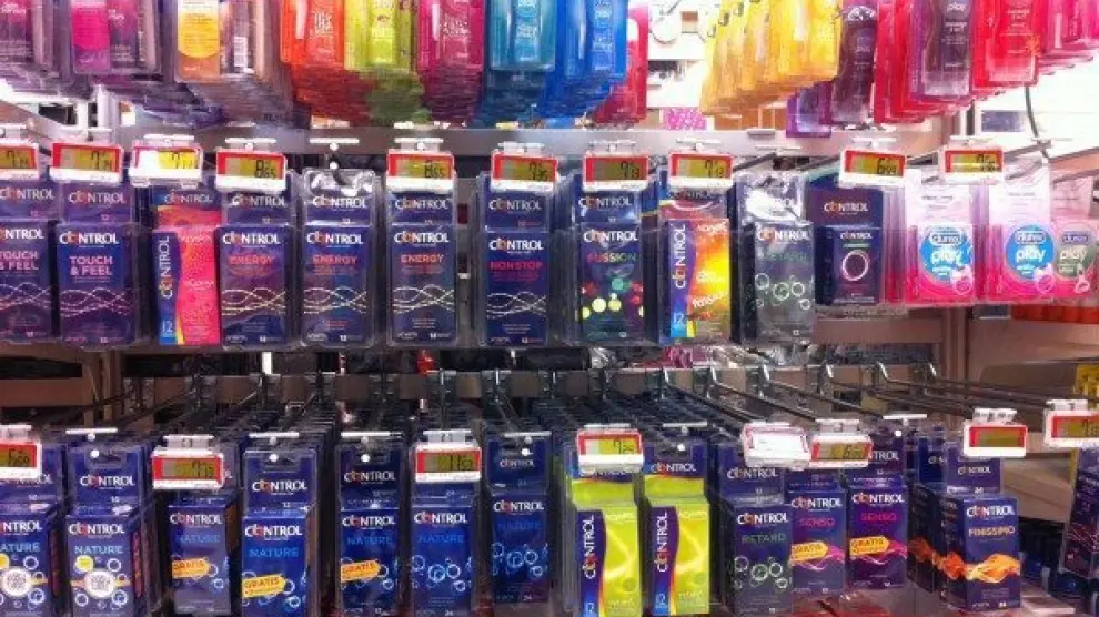 Variedad de preservativos en una tienda.