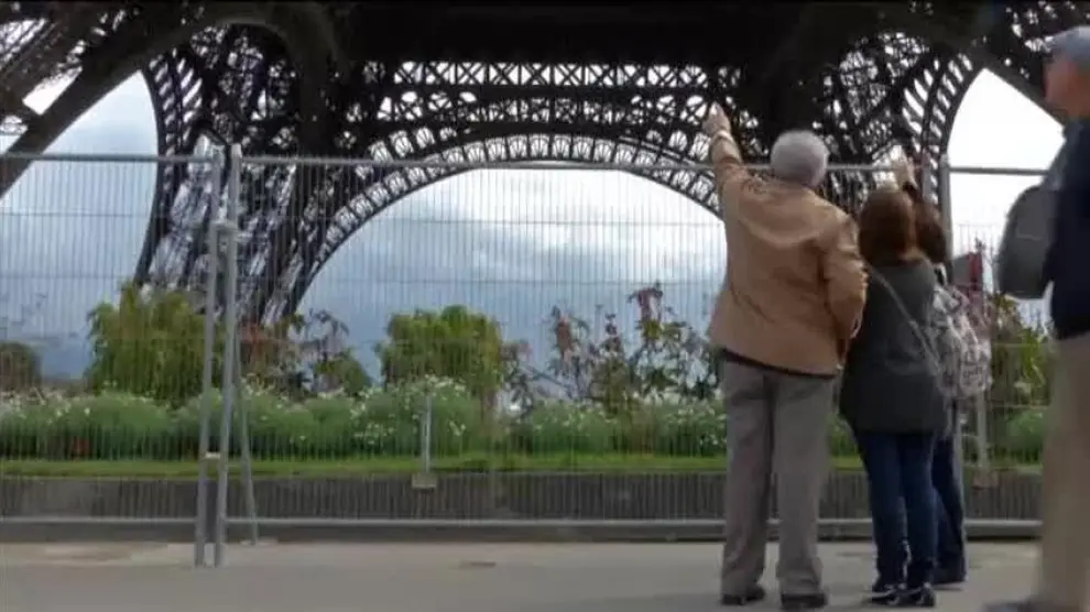 Un muro de cristal antibalas rodeará la Torre Eiffel